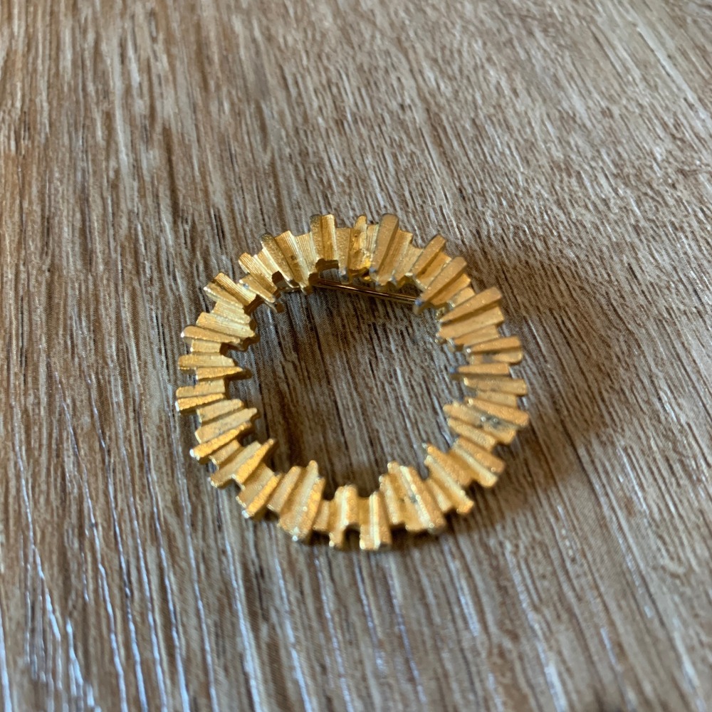 Vintage 90s brutalist wreath sunburst brooch pin - gold tone - 1 inch